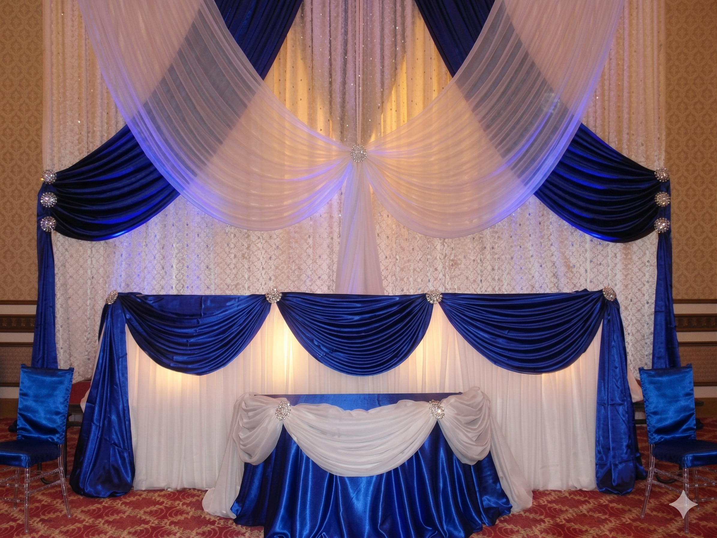 Centro de mesa con flores y velas